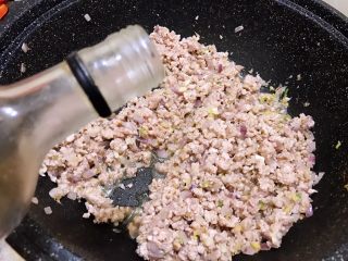 8、重庆小面之最爱豌杂面,加入料酒翻炒至肉馅变色