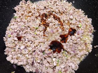 9、重庆小面之最爱豌杂面,加入盐，糖，老抽，蚝油调味（大家可以自己试一下味道）