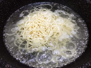 12、重庆小面之最爱豌杂面,水开后放入新鲜面条，粗点的面条比较好吃哦