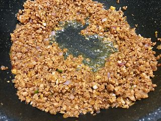 10、重庆小面之最爱豌杂面,翻炒至油呈清亮不浑浊就可以起锅了