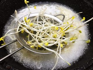 13、重庆小面之最爱豌杂面,放入黄豆芽焯熟