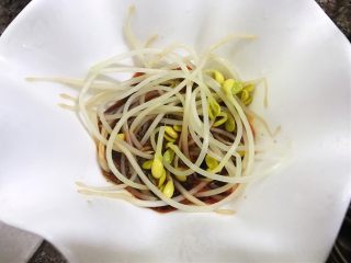 14、重庆小面之最爱豌杂面,焯熟的豆芽码入碗里