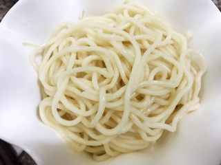 15、重庆小面之最爱豌杂面,面条不要煮太软烂过芯就好，面条码入碗里