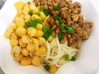 16、重庆小面之最爱豌杂面,加入炸酱和酥烂的豌豆，撒上葱花