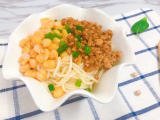 17、重庆小面之最爱豌杂面,趁热拌匀，让每一根面条都裹上调料和杂酱