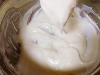 6、椰奶小方【零失败】,当液体粘稠成浆糊状时离火，快速搅拌使其没有颗粒，光滑细腻。