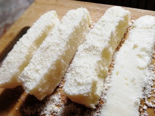 11、椰奶小方【零失败】,手感Q弹啊，切成粗条，裹上椰蓉。