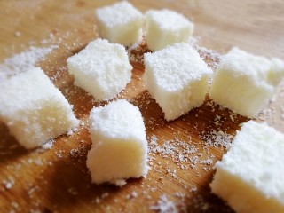 12、椰奶小方【零失败】,切成小方，裹上椰蓉。