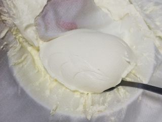 1、只用蛋清的美味烘焙 | 酸奶溶豆,第二天打开纱布，里面就是非常稠的老酸奶，也可以说是奶油奶酪，但是感觉没有买的成品奶油奶酪那么浓，做出来的轻芝士蛋糕、乳酪蛋糕，味道都相对清淡一点，所以也叫老酸奶吧，毕竟还不完全到达奶油奶酪。拌点糖，小朋友很爱吃。不过非常容易变质，冰箱最多放3天，一次用完最好。