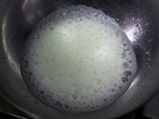 2、只用蛋清的美味烘焙 | 酸奶溶豆,蛋清滴入柠檬汁，低速打发至鱼眼泡状态
