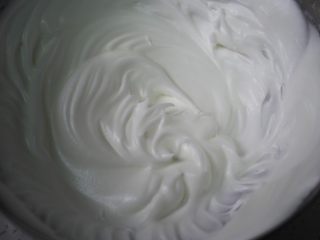 3、只用蛋清的美味烘焙 | 酸奶溶豆,加入细砂糖，高速打发至七分发泡。