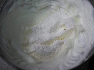 4、只用蛋清的美味烘焙 | 酸奶溶豆,加入过筛好的玉米淀粉，继续打发。玉米淀粉可以增加蛋白霜的稳定性。