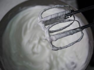 5、只用蛋清的美味烘焙 | 酸奶溶豆,打发至干性发泡