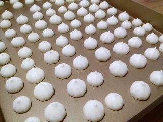 7、只用蛋清的美味烘焙 | 酸奶溶豆,放入100度上下火预热好的烤箱中层烘烤一个小时。注意烤箱一定要开热风循环，没有这个功能就慢慢烘干，有点耐心。烘烤温度不要超过100度，保险起见90-95度，都可以，家用烤箱实际温度都会偏高。