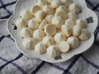 8、只用蛋清的美味烘焙 | 酸奶溶豆,一个小时以后，不必急于打开烤箱，继续放在烤箱里面用余温烘干。冷却后就可以很轻松的取出溶豆。而且非常酥脆，入口即化。