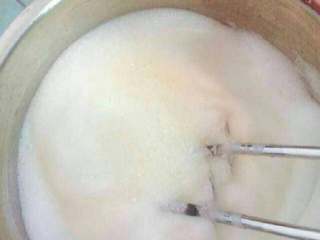 2、自制冰淇淋,蛋清打发中!打至牛奶状细腻加入15克白砂糖!