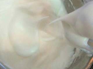 3、自制冰淇淋,再接着打到一点纹路加第二次白砂糖15克,慢速打到要求的干性发泡