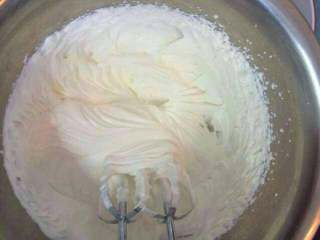 5、自制冰淇淋,取200克淡奶油用打蛋器打至9成发!