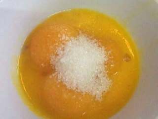 6、自制冰淇淋,蛋黄加入10克糖进行搅拌