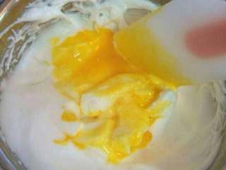 7、自制冰淇淋,把搅拌好的蛋黄分次倒入淡奶油里