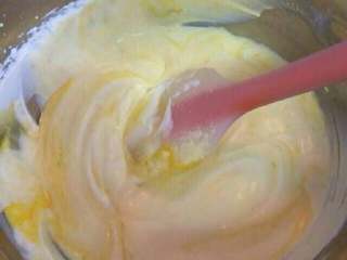 8、自制冰淇淋,我分三分到入的!每加入一次都要充分的搅拌均!