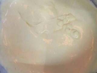 9、自制冰淇淋,三次完全到入,搅拌均匀