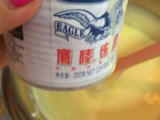 10、自制冰淇淋,炼乳取180克。