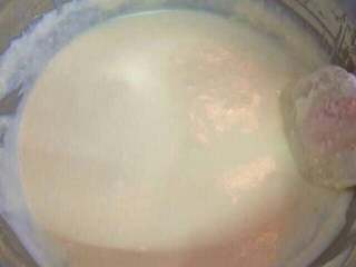 11、自制冰淇淋,这个也要分三次加入淡奶油里,搅拌均匀再下,必须让其全部搅拌均匀再加入。