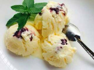 13、自制冰淇淋,自行选择加入坚果,果酱什么的都可以!有密封盒的装那里面,我没到出就用那盆装的,用保鲜膜保上放冰箱一晚!就可以了!