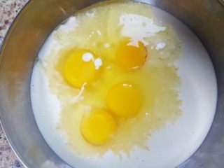 3、五分钟快手早餐~葱花鸡蛋饼,3．加入4颗鸡蛋，搅拌均匀。