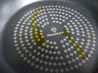 7、五分钟快手早餐~葱花鸡蛋饼,7．平底不粘锅中放入少量的油，进行加热。