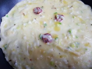 9、五分钟快手早餐~葱花鸡蛋饼,9．摇晃锅底，使面糊平均铺在锅底，加热到面糊基本上熟了，撒几滴油翻面。