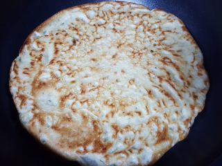 10、五分钟快手早餐~葱花鸡蛋饼,10．翻面后，烙熟。