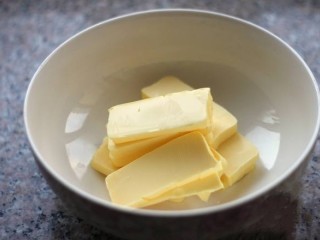 4、枣泥核桃糖,黄油室温软化，备用