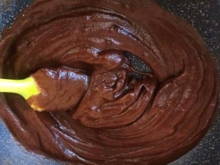 8、枣泥核桃糖,将枣泥和麦芽糖放入不粘锅中，中火，不停搅拌