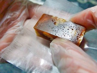 15、枣泥核桃糖,包上一层糯米纸