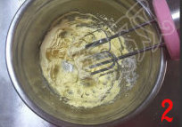 2、米奇饼干,用电动打蛋器打发