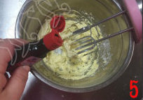 5、米奇饼干,加入几滴香草精，打匀