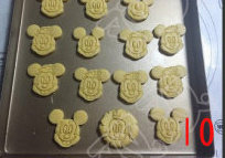 10、米奇饼干,将压好的饼干移入不沾烤盘