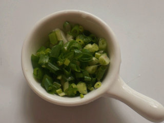 3、黄金蛋炒饭,葱切成花待用