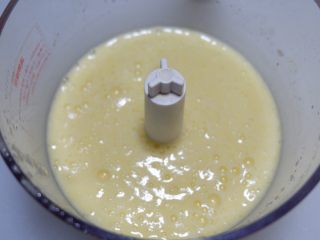 5、宝宝辅食—蔓越莓山药糕,一起搅打成细腻的糊状。