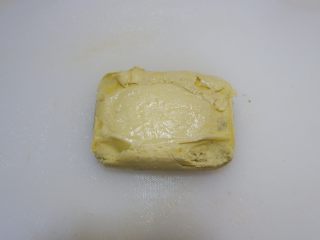 11、宝宝辅食—蔓越莓山药糕,熟透取出倒扣脱模，撕去底部的油纸