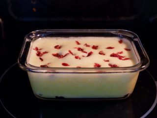 10、宝宝辅食—蔓越莓山药糕,冷水放入锅中，大火蒸20分钟。