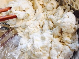 1、香酥羊肉馅儿饼,缓缓倒入温水,用筷子搅拌和面直至剩少量干粉,较软面团盖好醒一会儿备用