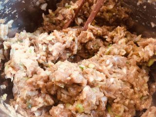 2、香酥羊肉馅儿饼,葱切碎,将所有调料倒入搅拌均匀