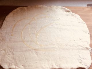 3、香酥羊肉馅儿饼,馅儿准备好,将面团擀开撒少量油