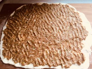 5、香酥羊肉馅儿饼,如图把肉馅儿均匀涂抹在面上