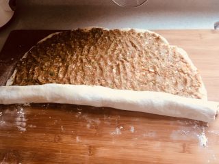 6、香酥羊肉馅儿饼,从下往上卷起来