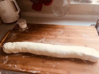 8、香酥羊肉馅儿饼,滚匀如图