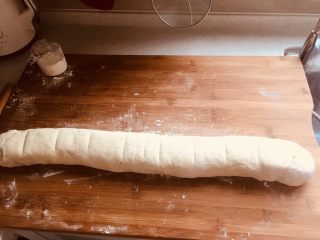 9、香酥羊肉馅儿饼,用刀大致等分标记一下